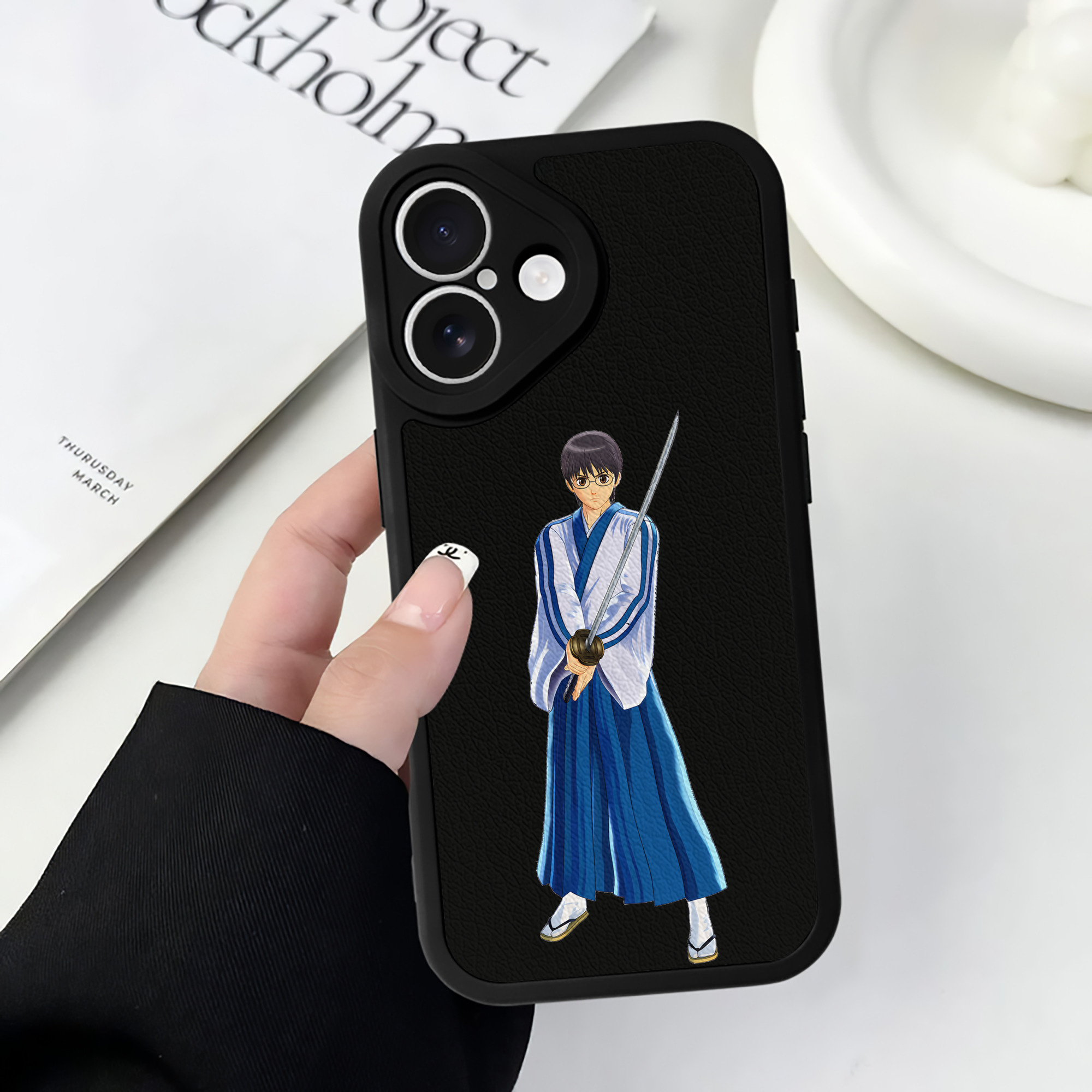 （画像用） ぎんたま 坂田銀時（さかたぎんとき） 神楽 志村新八（しむら しんぱち） GINTAMA Sakata Gintoki Kagura Shimura Shinpachi 【iPhone 16シリーズ対応】シリコンスマホケース（レザー調） 材質：シリコン